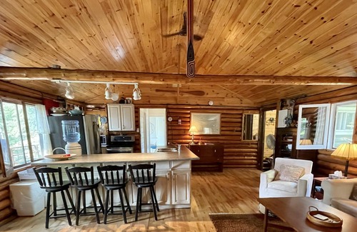 Gooderham Cottage | 3- Bdrm Lakeside Log Cottage-Gooderham Lake, Haliburton