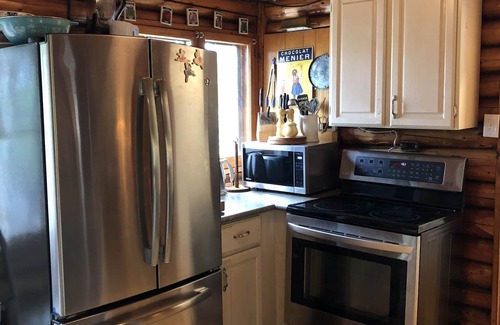 Gooderham Cottage | 3- Bdrm Lakeside Log Cottage-Gooderham Lake, Haliburton