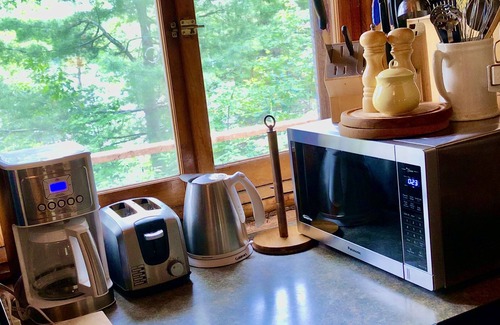 Gooderham Cottage | 3- Bdrm Lakeside Log Cottage-Gooderham Lake, Haliburton