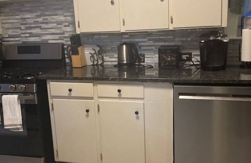 Niagara Falls House | ♥3 bdrm Niagara Falls Home ♥ A/C♥ Hot Tub♥ Parking
