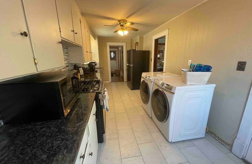 Niagara Falls House | ♥3 bdrm Niagara Falls Home ♥ A/C♥ Hot Tub♥ Parking