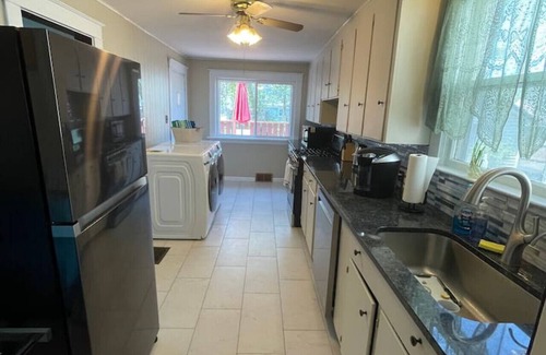 Niagara Falls House | ♥3 bdrm Niagara Falls Home ♥ A/C♥ Hot Tub♥ Parking