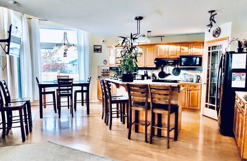 Northeast Edmonton House | 3 BDRM Spacious Luxury Retreat w/Hottub Seclusion
