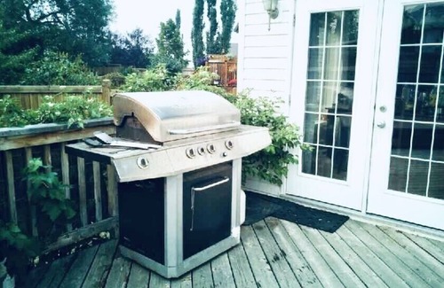 Northeast Edmonton House | 3 BDRM Spacious Luxury Retreat w/Hottub Seclusion