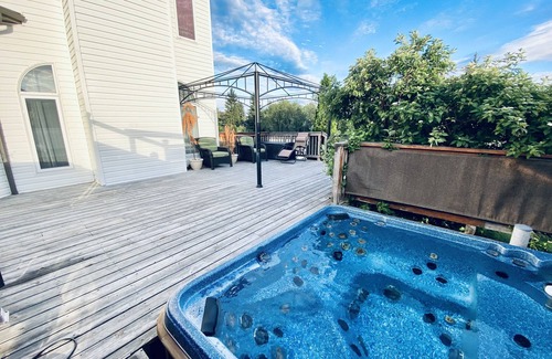 Northeast Edmonton House | 3 BDRM Spacious Luxury Retreat w/Hottub Seclusion