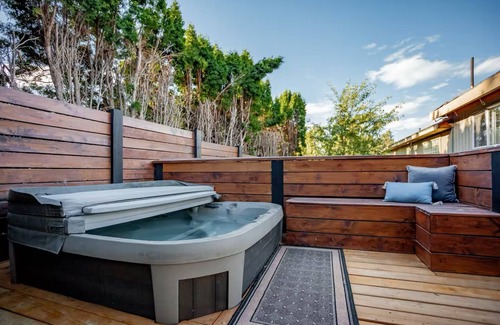 Glenmore House | 3 bdrm suite w/rooftop patio, firetable & sauna + hot tub, cold plunge, gym.