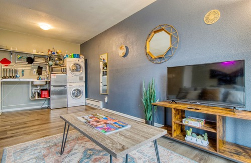 Aurora Highlands House | 3 Bdrm w/King and Garage