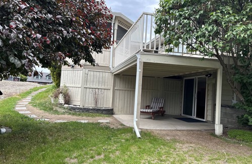 Kamloops House | 3 bed 1 bath Cozy Gleneagles Hideaway retreat in Kamloops