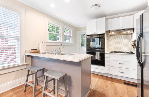 Decatur House | 3 bed 1 bath Downtown Decatur renovated bungalow