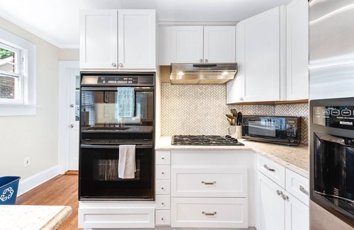 Decatur House | 3 bed 1 bath Downtown Decatur renovated bungalow