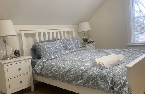 Cambridge House | 3 Bed + 1 Bath "Home-Away-From-Home" stay, 5 mins from 401
