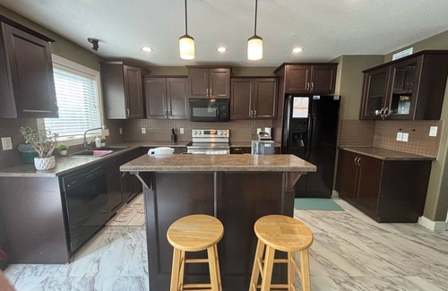 Saskatoon House | 3 bed, 2.5 bath house in Hampton Village 5min away frm YXE Saskatoon Int Airport