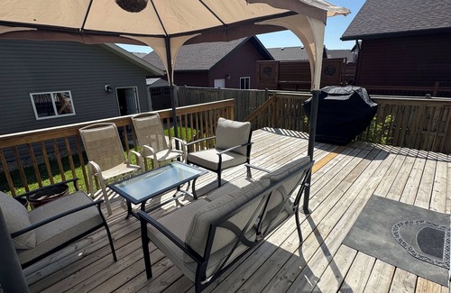 Saskatoon House | 3 bed, 2.5 bath house in Hampton Village 5min away frm YXE Saskatoon Int Airport