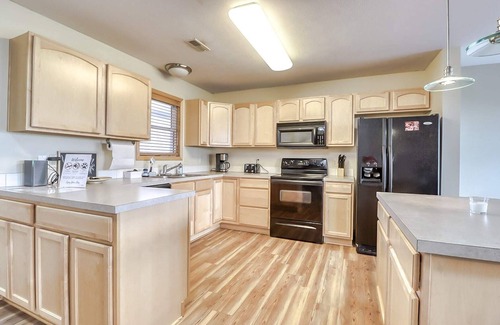 Lincoln House | 3 Bed, 2.5 Bath | Sleeps 8 Guests | Backyard Oasis