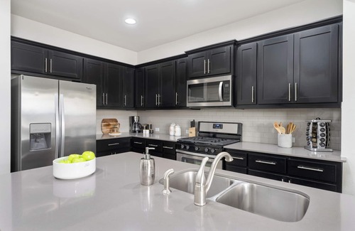McNeil House | 3 bed 2.5 bath Town home, Walk to light train, easy access to downtown Austin!