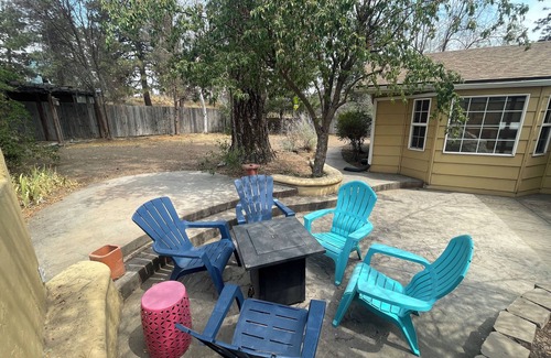 Larkspur House | 3 bed 2 bath, 1,800 sf house minutes from Old Mill on large lot