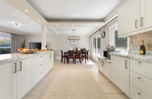 Richmond Hill House | 3 BED/2 BATH cozy BUNGALOW in prestigious neighborhood of Richmond Hill- sleep 6