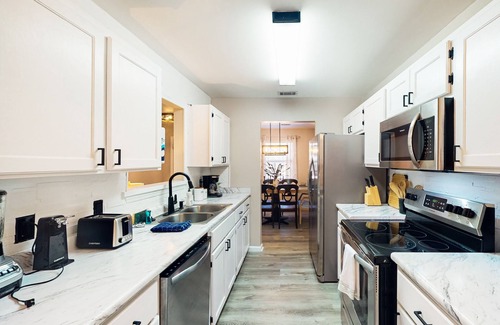 Savannah House | 3 bed /2 bath home w/High-End Finishes & Private Backyard