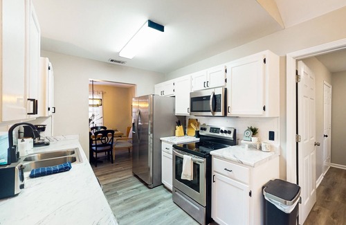 Savannah House | 3 bed /2 bath home w/High-End Finishes & Private Backyard