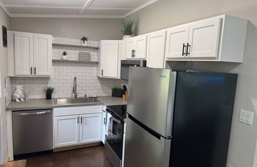 Southeast Pensacola House | 3-bed 2- bath house in Pensacola with sunroom, AC and WiFi. Close to air port.