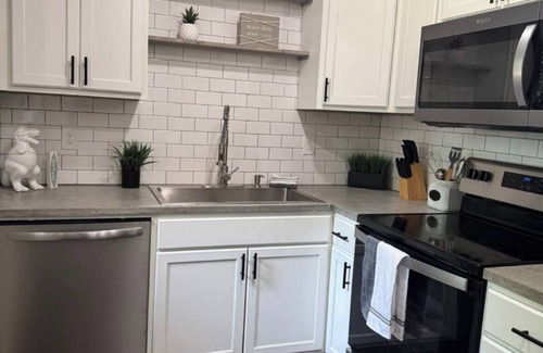 Southeast Pensacola House | 3-bed 2- bath house in Pensacola with sunroom, AC and WiFi. Close to air port.