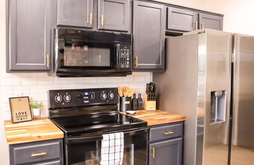 Bethel Heights House | 3 bed, 2 bath Luxury Home- SteamPunk Station close to everything!