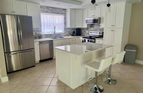North Fort Myers House | 3 bed 2 bath pool home with 2 car garage and water access