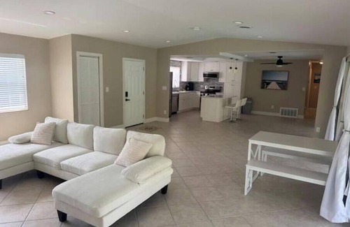 North Fort Myers House | 3 bed 2 bath pool home with 2 car garage and water access