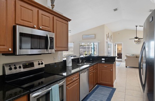 Caloosahatchee House | 3 Bed 2 Bath Pool Home W/Western Exposure In Cape Coral - Amazing Location