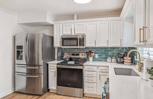 Overland Park House | 3 Bed 2 Bath with Hot Tub