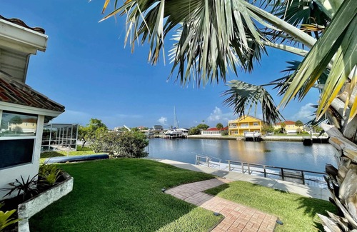 Gulf Harbors House | 3 Bed 3 Bath home with pool and dock on large quiet canal in Gulf Harbors