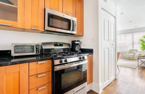 Chicago Apartment | 3 -bed apartment just steps to Lake Michigan
