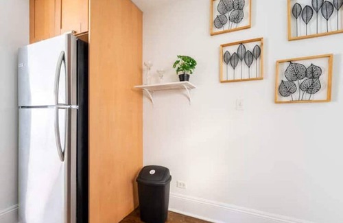 Chicago Apartment | 3 -bed apartment just steps to Lake Michigan