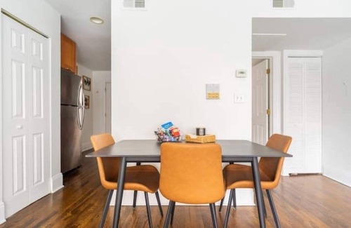 Chicago Apartment | 3 -bed apartment just steps to Lake Michigan