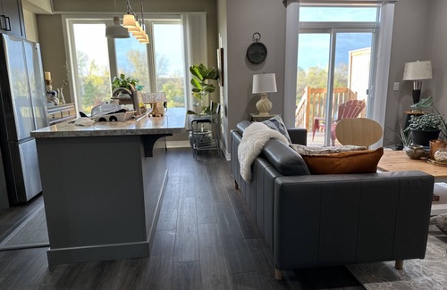 Welland House | 3-Bed Beauty with Scenic Backyard Views In Niagara
