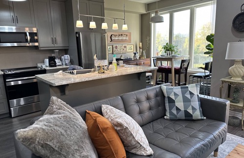 Welland House | 3-Bed Beauty with Scenic Backyard Views In Niagara