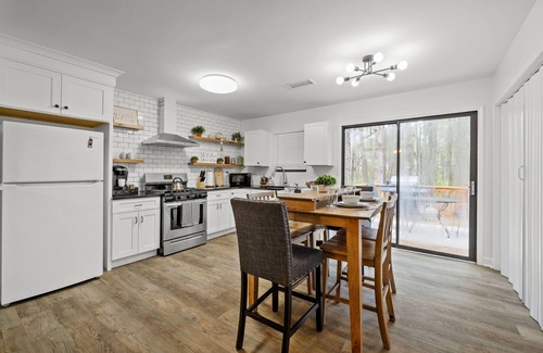 Buford House | 3-Bed Boho Retreat with Fireplace, Smart TVs, and Grill