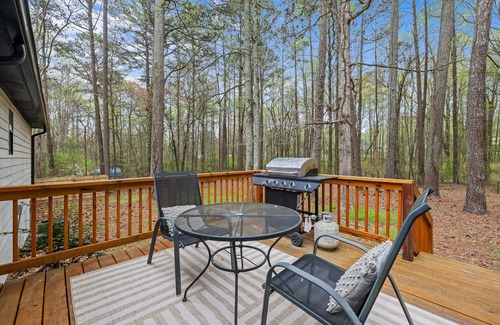 Buford House | 3-Bed Boho Retreat with Fireplace, Smart TVs, and Grill