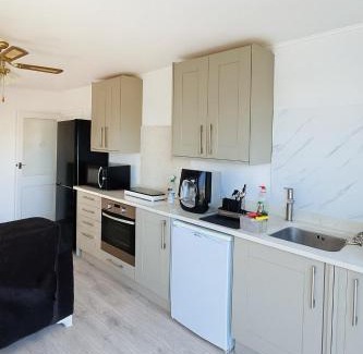 North End House | 3-Bed Bungalow-Garden and Free Parking