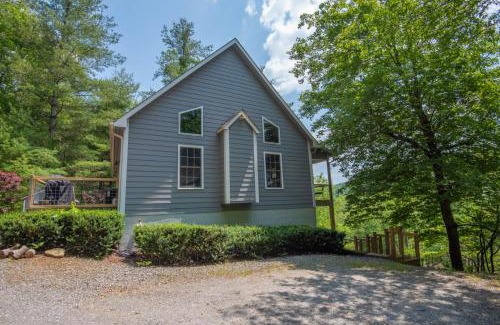West Jefferson House | 3 Bed Cabin Overlooking the New River- HOT TUB, Fire Pit, Dogs OK