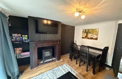 Bicester House | 3-Bed Cherry Cottage - Walk to Bicester Village