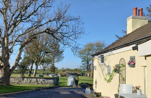 Caergeiliog Cottage | 3 Bed Cottage- Immense Gardens - 5 mins drive to Rhosneigr + its stunning beach
