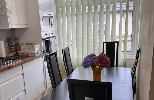 Cray Valley East House | 3 Bed Cottage Retreat - Private Garden & Parking