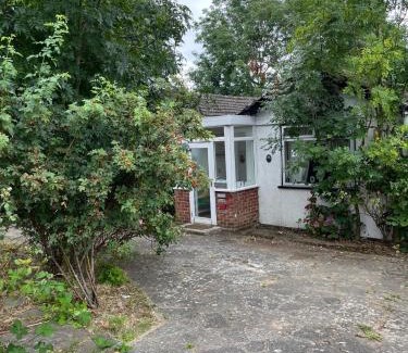Cray Valley East House | 3 Bed Cottage Retreat - Private Garden & Parking