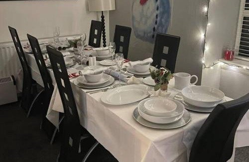 Aberdeen House | 3 Bed Cottage -Sleeps 5-Pets-HotTub-Bar-Smoking