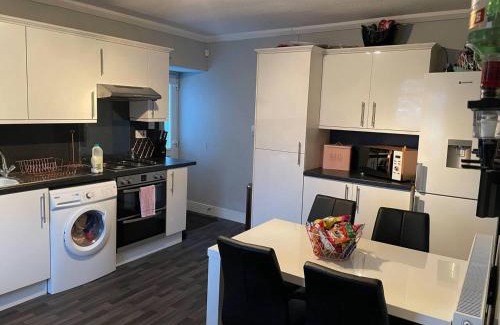 Aberdeen House | 3 Bed Cottage -Sleeps 5-Pets-HotTub-Bar-Smoking