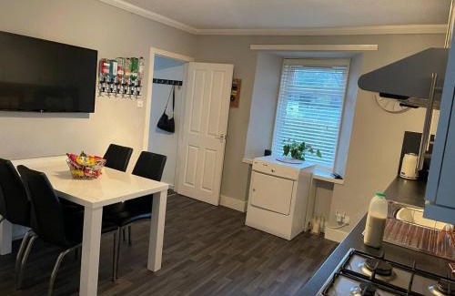 Aberdeen House | 3 Bed Cottage -Sleeps 5-Pets-HotTub-Bar-Smoking