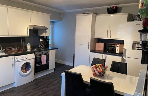 Aberdeen Cottage | 3 Bed Cottage -Sleeps 5-Pets-HotTub-Bar-Smoking