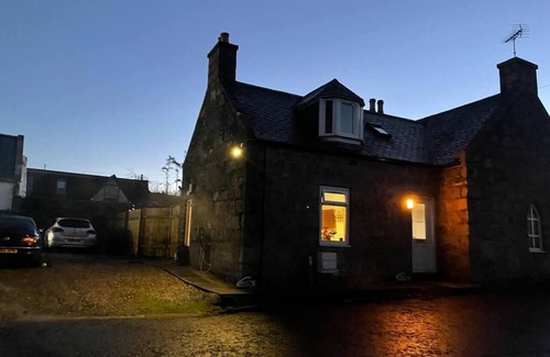 Aberdeen Cottage | 3 Bed Cottage -Sleeps 5-Pets-HotTub-Bar-Smoking