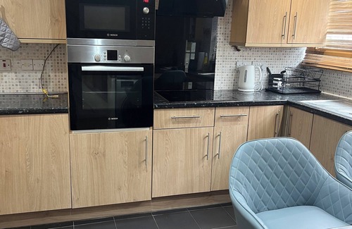 Basildon House | 3 Bed House, Free Parking